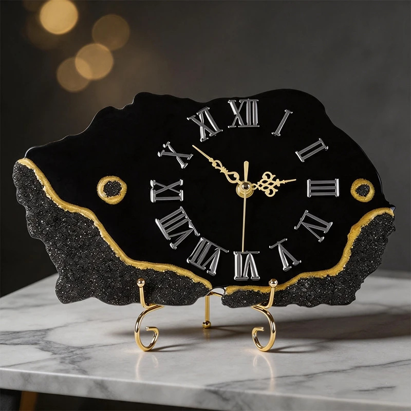 Resin Art Clock - ブラッククリスタルチップゴールドエッジ不規則樹脂時計 北欧風高級サイレントデスクトップまたは壁掛けアートクロック 家庭用オフィス用 彼女へのギフト