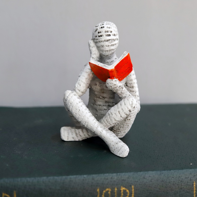 1個入り、読書する女性像の装飾品、創造的なアートデザイン、モ - Resin Art Design のレビューと価格