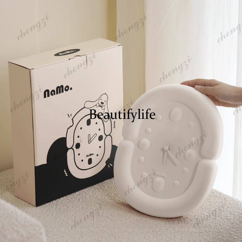 サイレント美的壁時計リビングルームデザイナーファッションアー - Resin Art Clock のレビューと価格